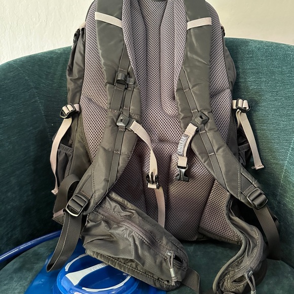 Camelbak Rim Runner 22 Backpack - Picture 2 of 6